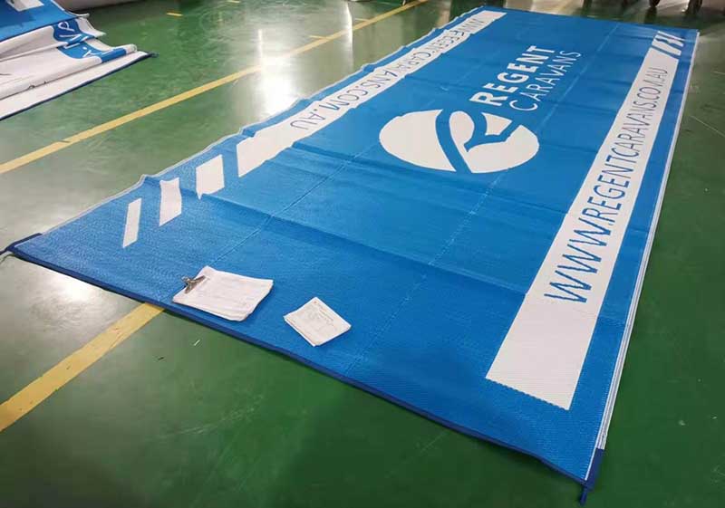 China Factory Custom Logo Waterproof Outdoor Rugs, Plastic Reversible Carpet Rug, Large Floor Mat For RV, Patio, Deck, Picnic, Beach, Camping